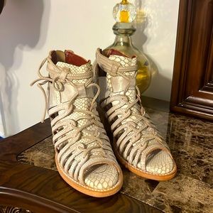 FREEBIRD  THONG SANDALS SIZE 6. NEW WITHOUT BOX